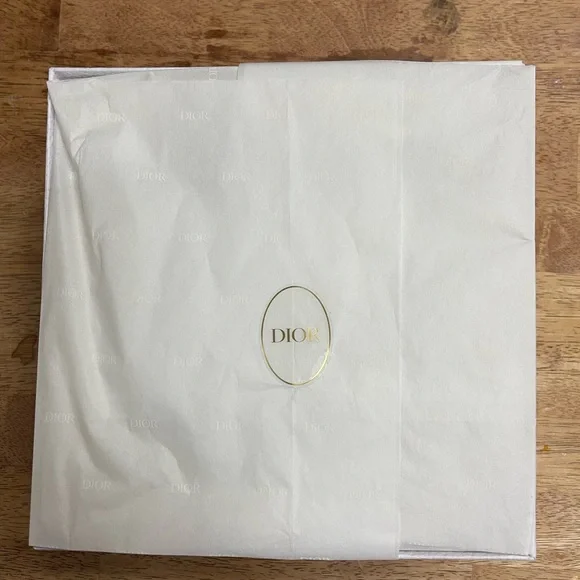 Dior Textured White Box with Gold Logo - Picture 2 of 4